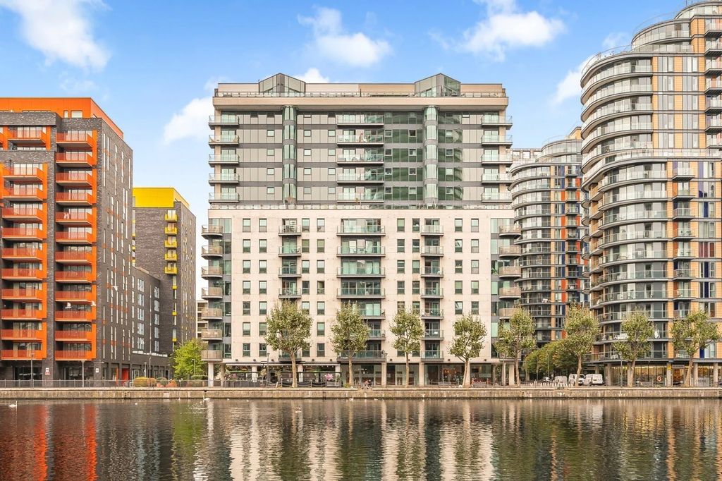 Property photo 1 of 1 Stylish Two-Bedroom, Two-Bathroom Apartment With Dock Views, Canary Wharf