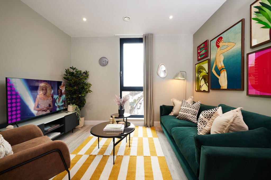 Property photo 1 of 18 Living Room