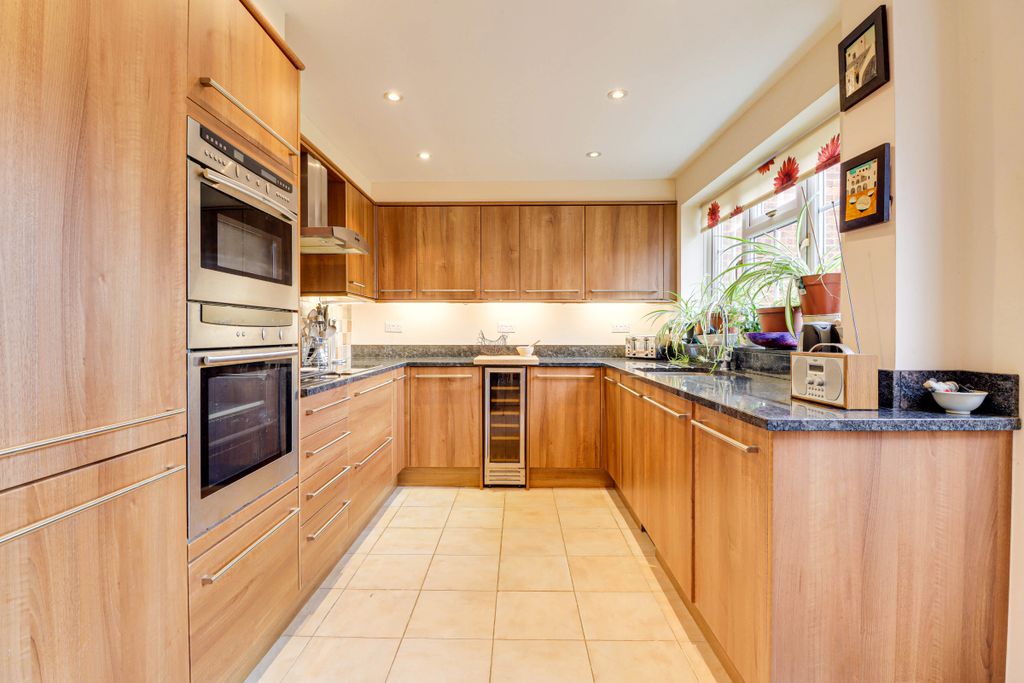 Property photo 3 of 21 Kitchen