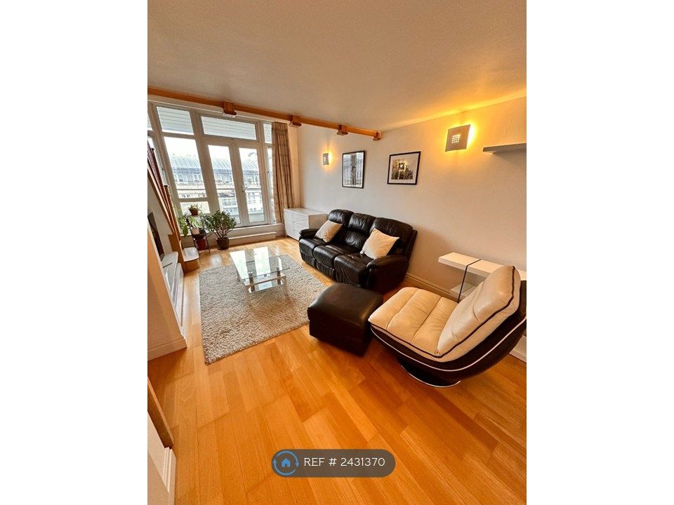Property photo 1 of 18 Living Room