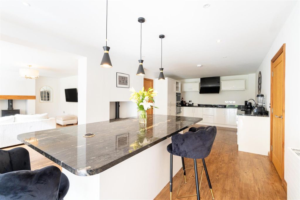 Property photo 2 of 17 Kitchen / Diner