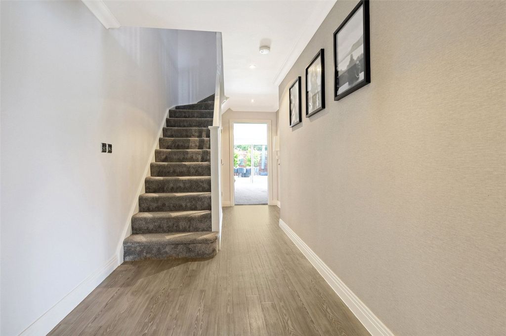 Property photo 2 of 17 Entrance Hall