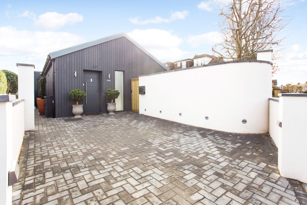 Property photo 3 of 13 Amber House, Kenley