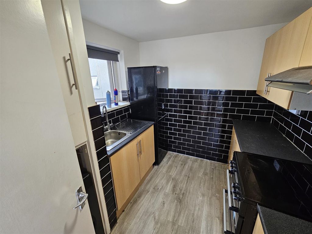Property photo 3 of 7 Kitchen