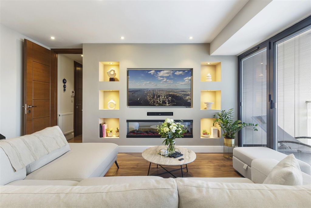 Property photo 3 of 16 Charlotte Court En4 8Qz-3.Jpg