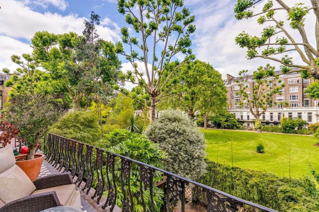 Property photo 1 of 10 Communal Gardens