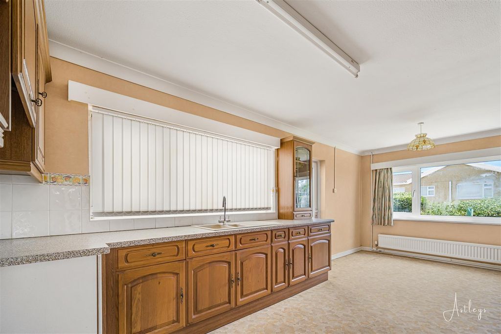 Property photo 3 of 20 Kitchen