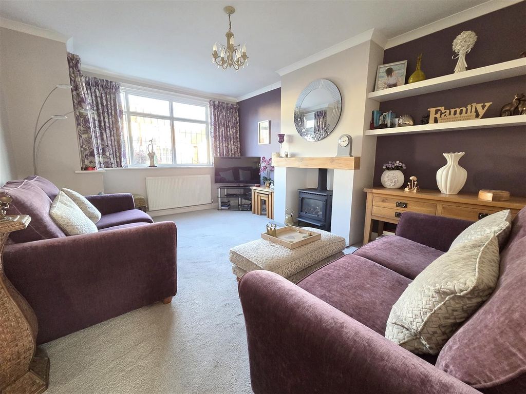 Property photo 3 of 17 Living Room