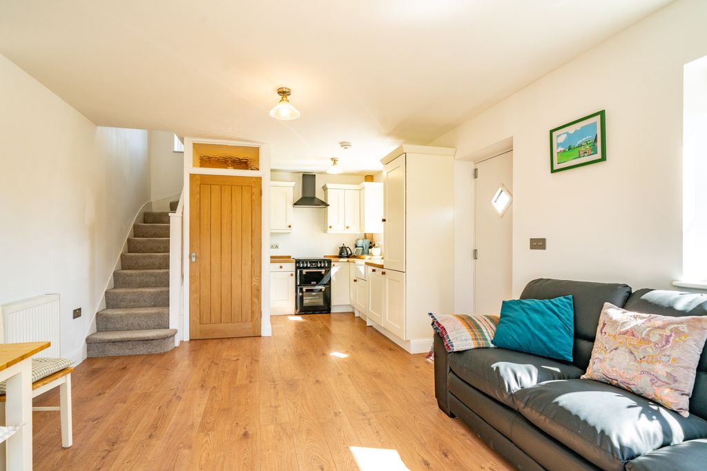 Property photo 3 of 15 Meadow-Cottage-1004