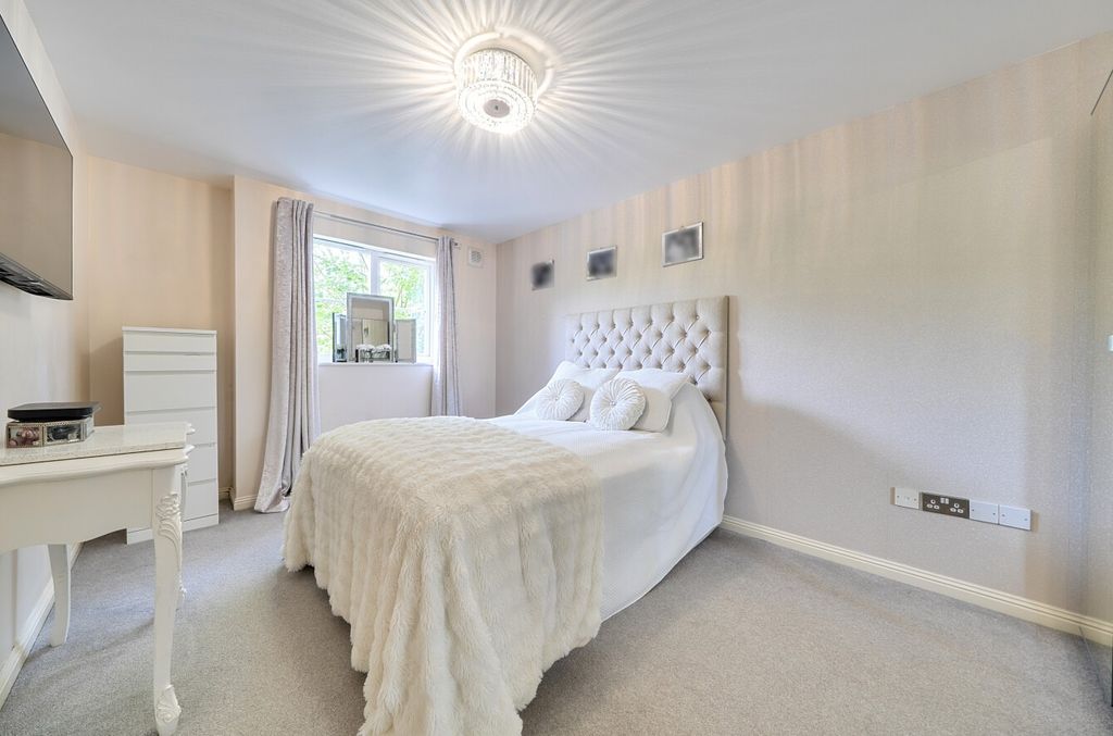 Property photo 3 of 12 5018687