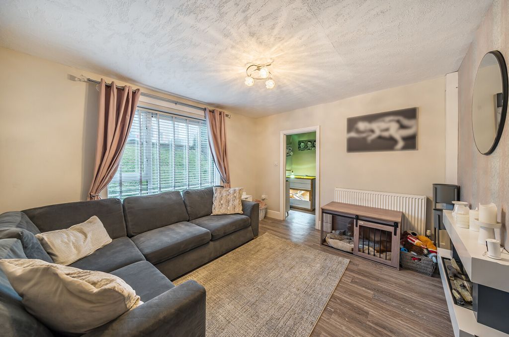 Property photo 3 of 20 1401823-11-696E17...