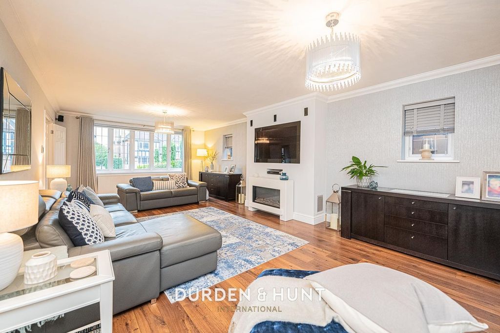 Property photo 3 of 37 Plucketts-44.Jpg