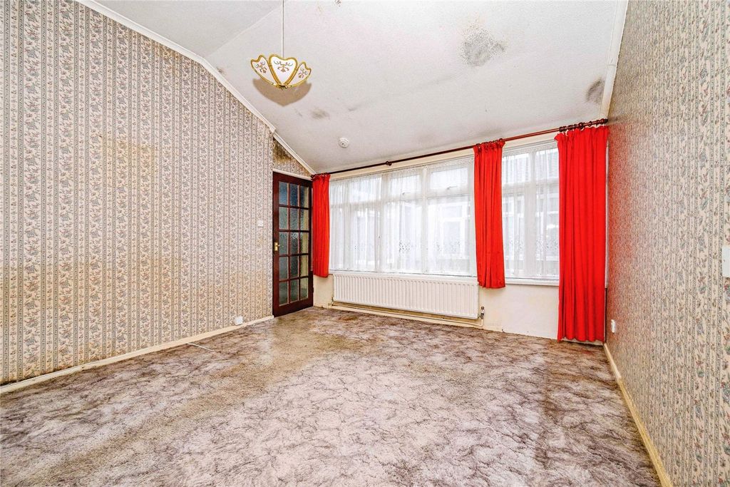 Property photo 3 of 15 Lounge