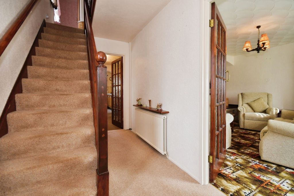 Property photo 2 of 19 Entrance Hall