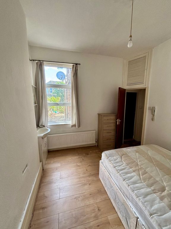 Property photo 1 of 7 A Spacious Ground Floor Self-Contained Studio Flat In The Heart Of N22.