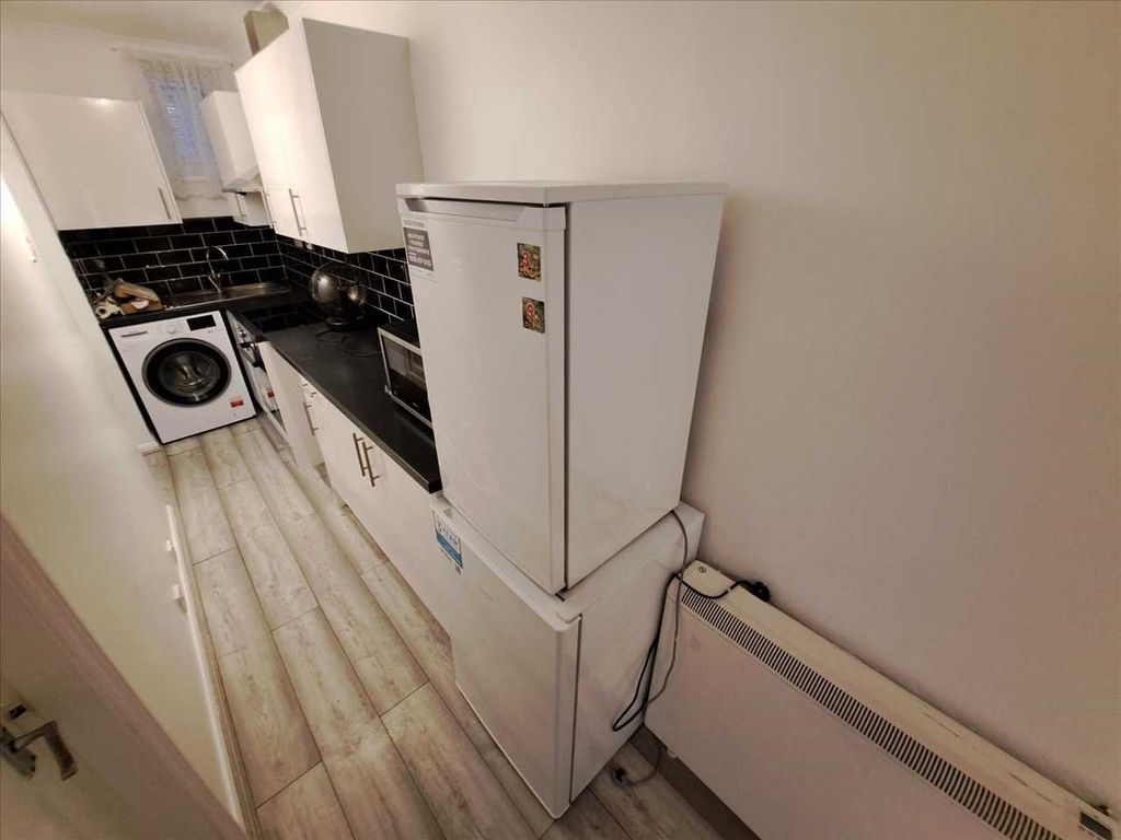 Property photo 3 of 6 Kitchen