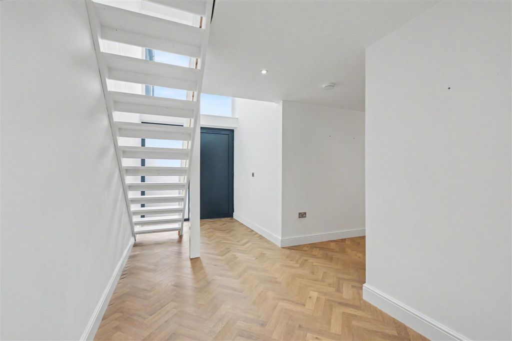 Property photo 3 of 33 Entrance Hall_2.Jpeg
