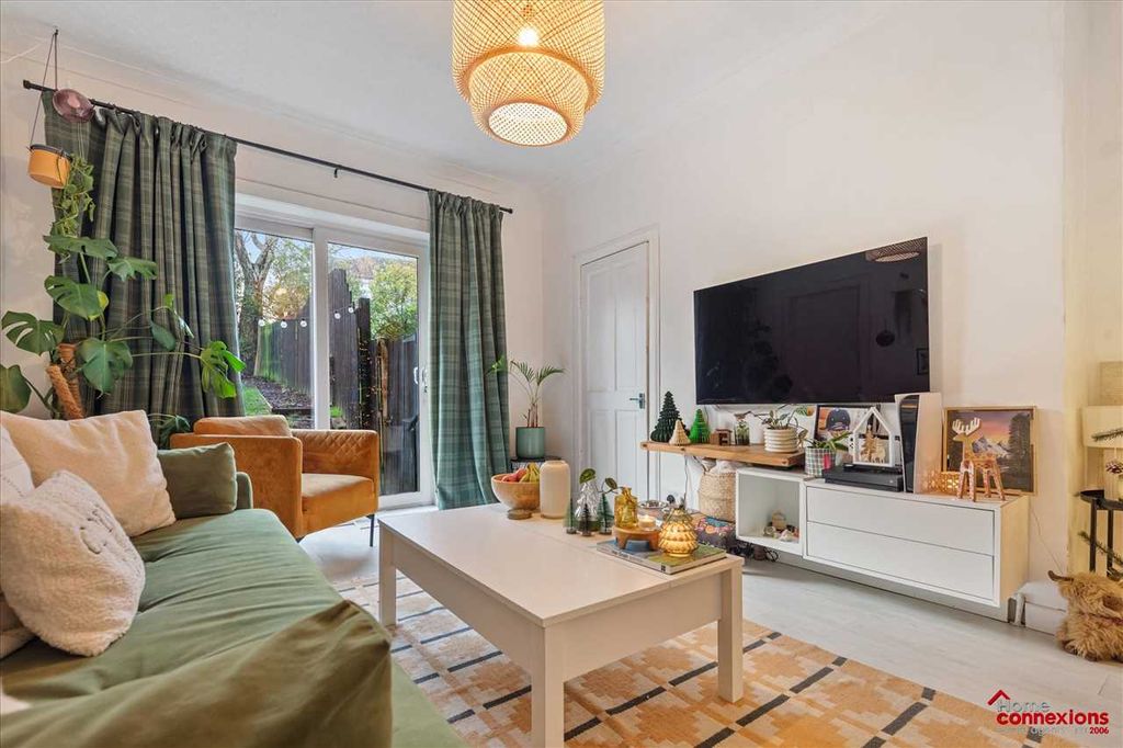 Property photo 2 of 23 Lounge (1)