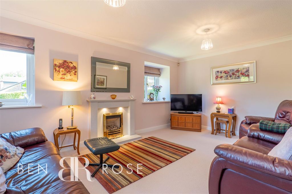 Property photo 2 of 35 Lounge