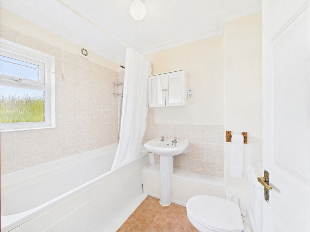 Property photo 3 of 9 Bathroom