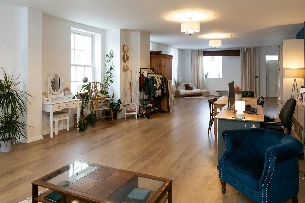 Property photo 2 of 4 Unit A, 1 Crown Gate (10 Of 7).Jpg