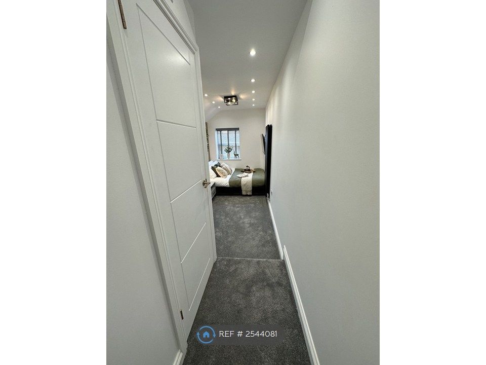 Property photo 3 of 16 Room 5