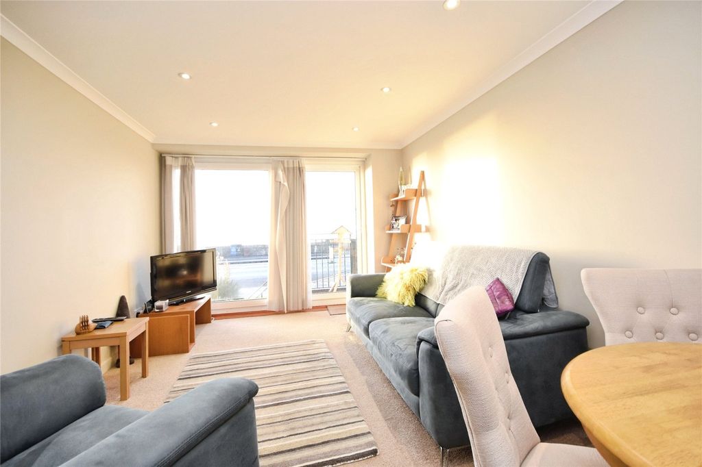 Property photo 3 of 16 Lounge