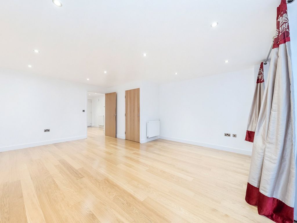 Property photo 2 of 16 Fairthorn Road
