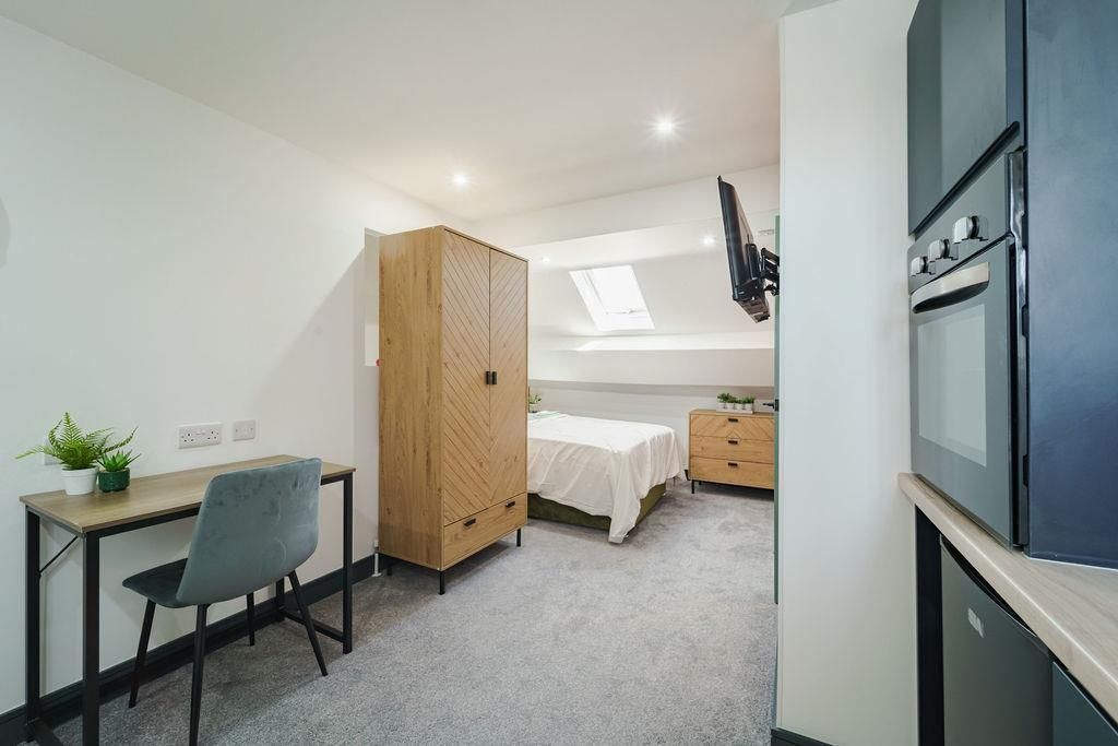 Property photo 2 of 9 Bright, Well-Presented Double Bedroom With A Comfo...