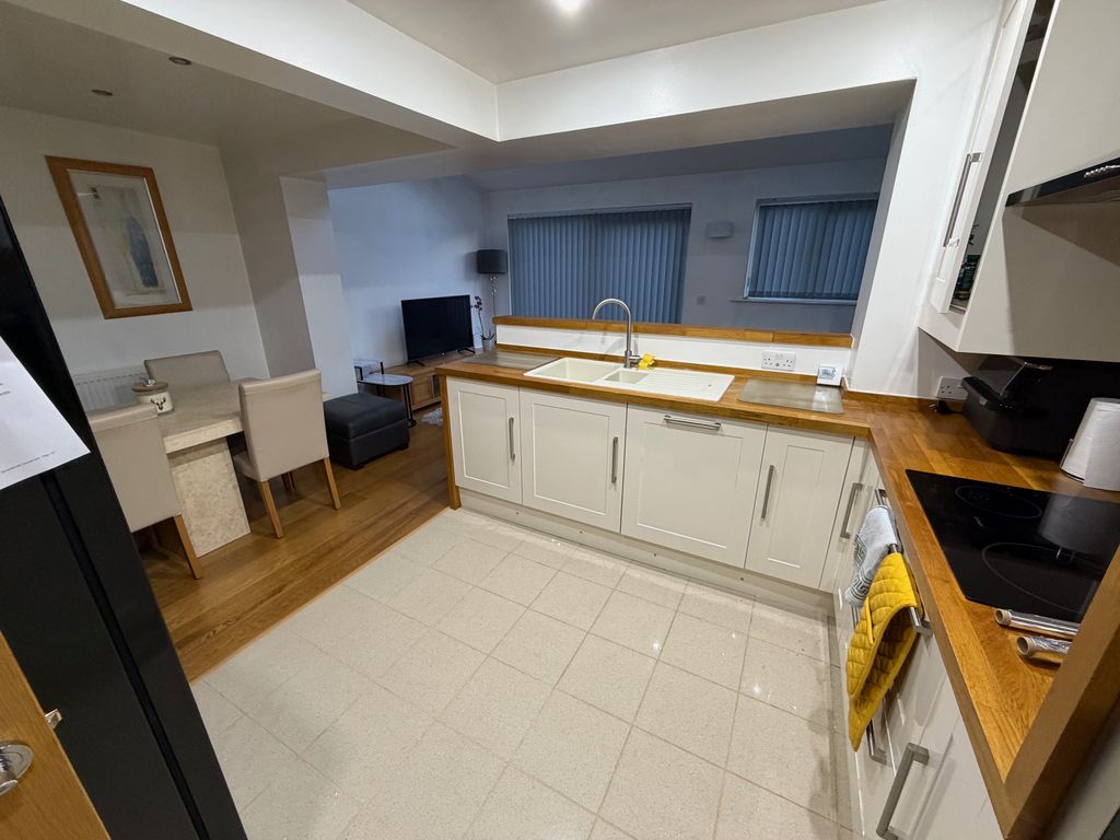 Property photo 3 of 19 Kitchen