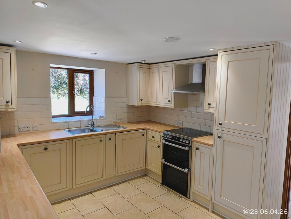 Property photo 3 of 19 Kitchen