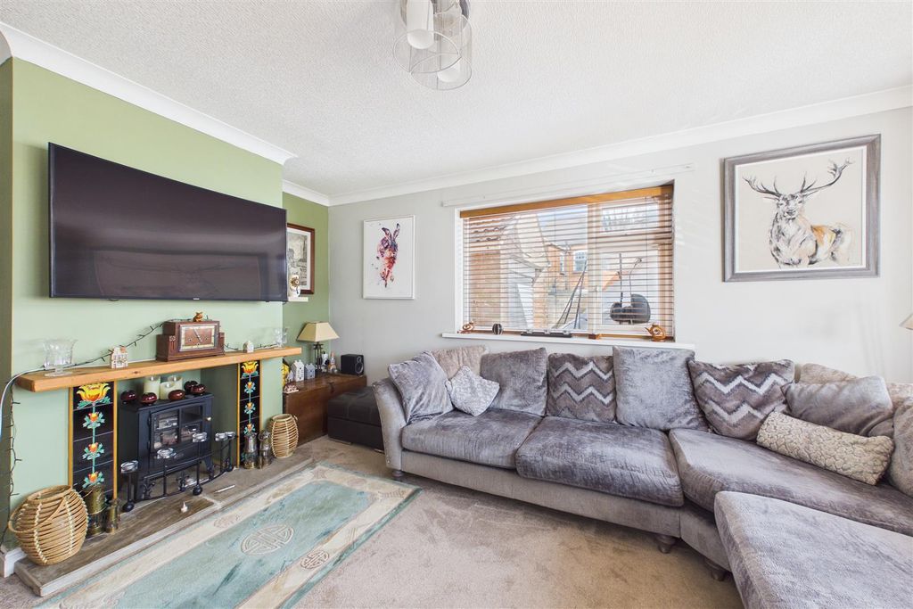 Property photo 3 of 15 Lounge