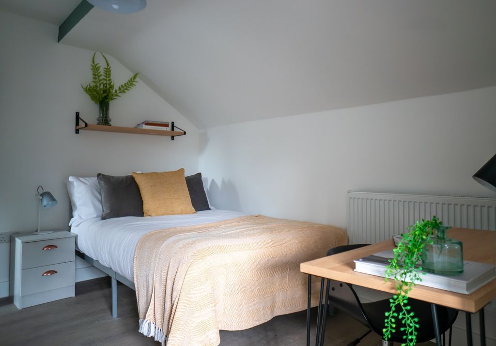 Property photo 2 of 5 A Bright And Inviting Double Bedroom Featuring A c...