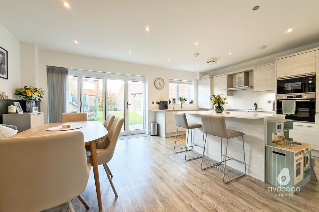 Property photo 2 of 16 5039033