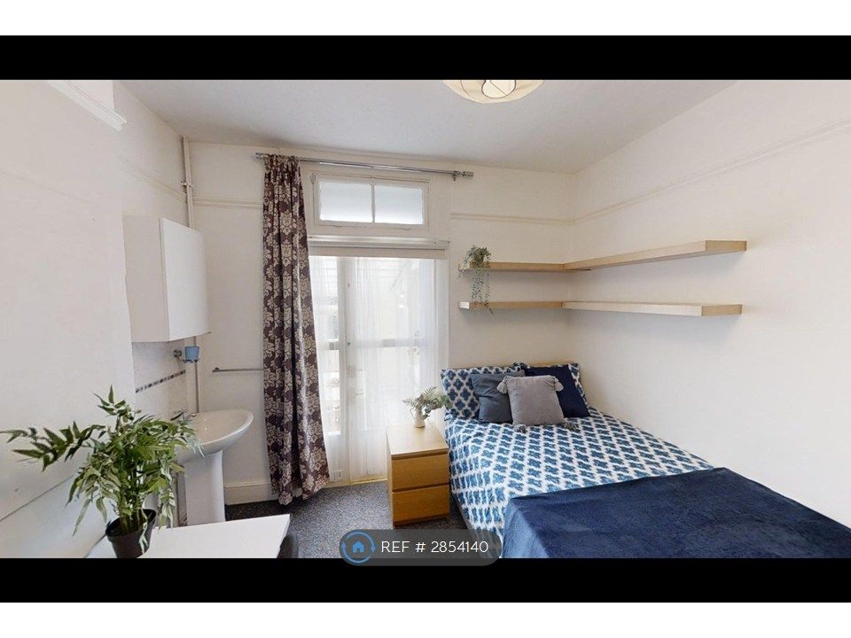 Property photo 3 of 9 Room 2