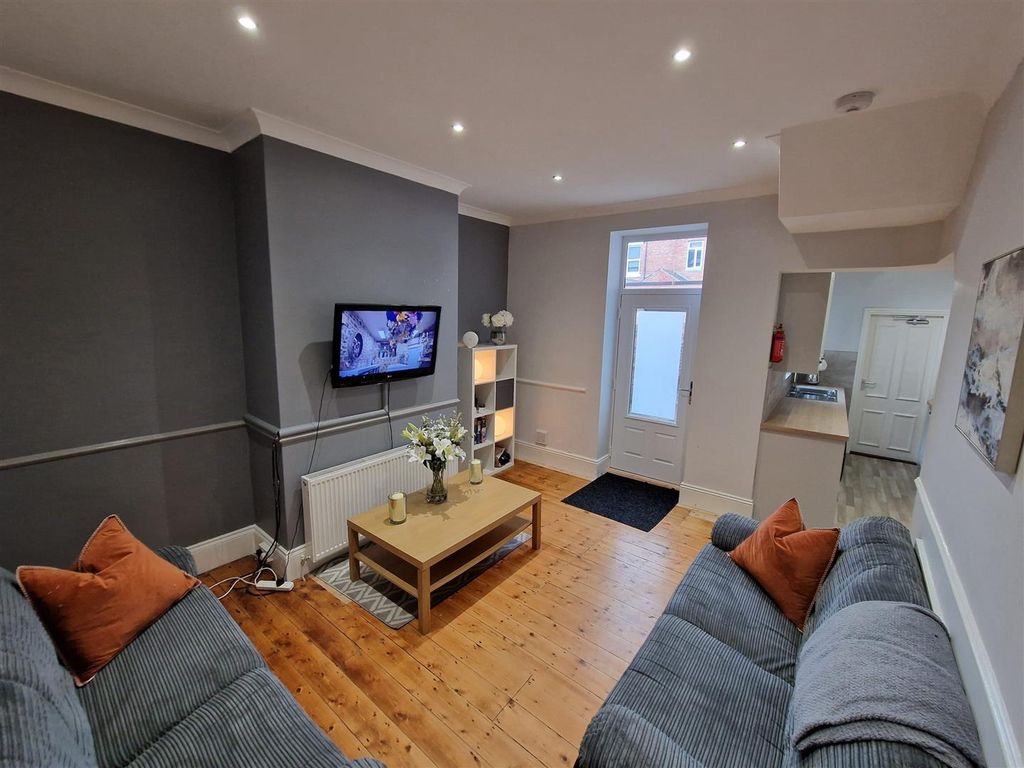 Property photo 1 of 20 43 Living Room .Jpg