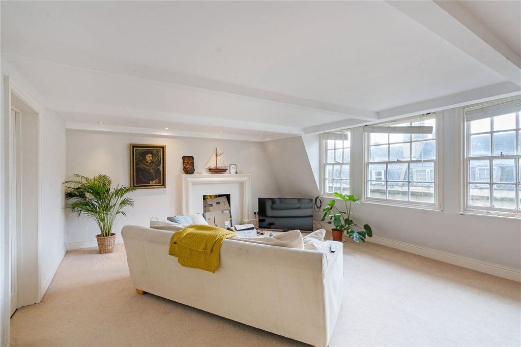 Property photo 2 of 10 Sitting Room
