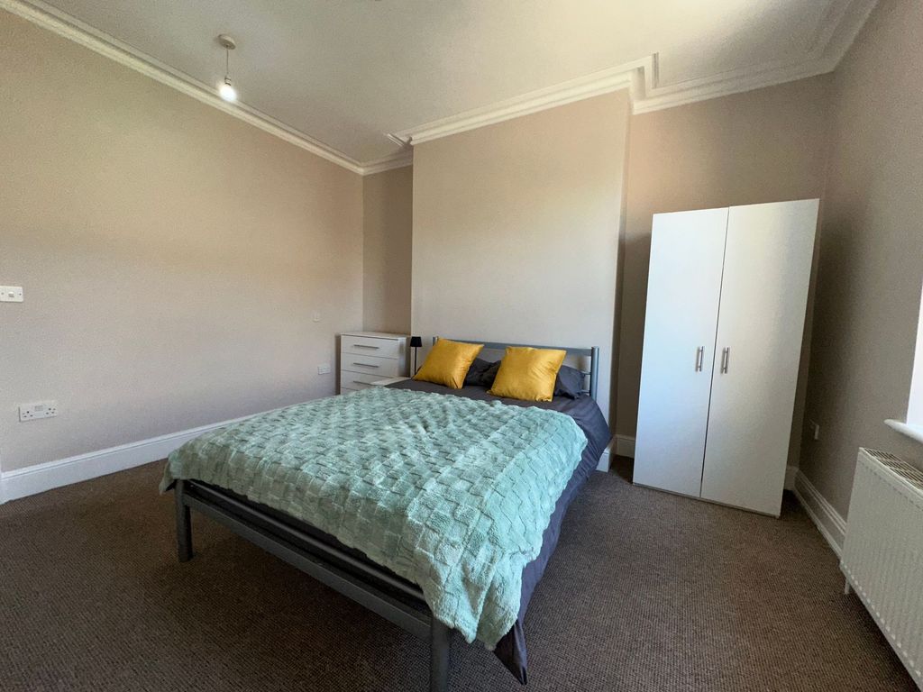 Property photo 1 of 8 A Neat And Bright Double Bedroom Featuring A Comfo...