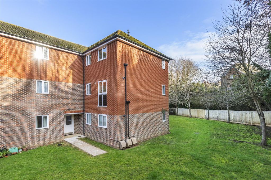 Property photo 1 of 18 Communal Garden