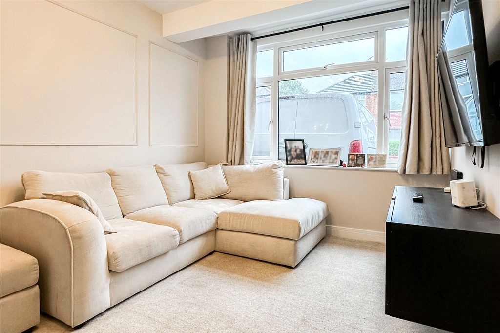Property photo 3 of 16 Lounge