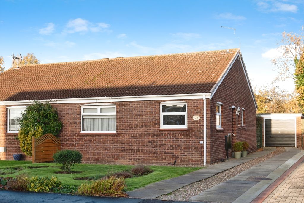 Property photo 1 of 15 Front Garden