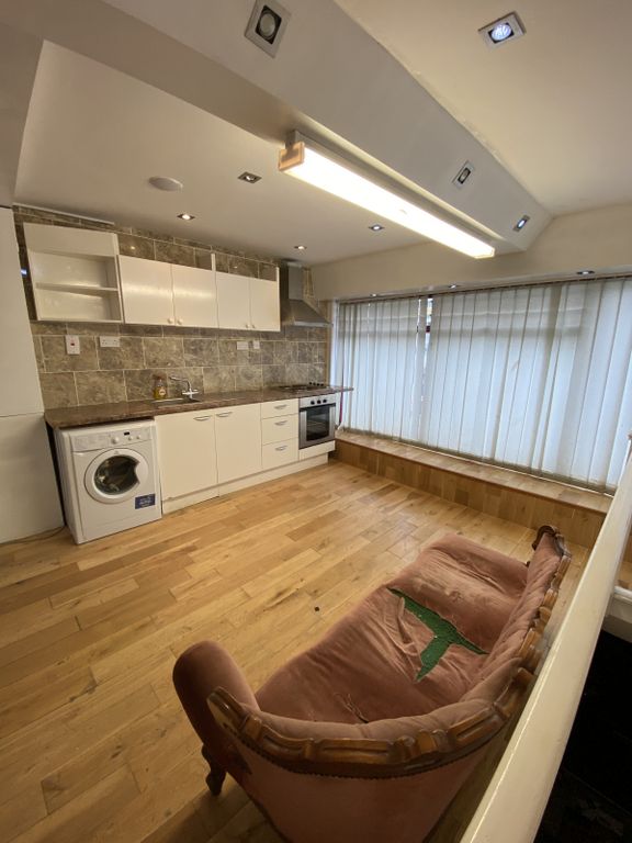 Property photo 1 of 8 2 Bed Flat To Rent Deptford High Street, London Se8