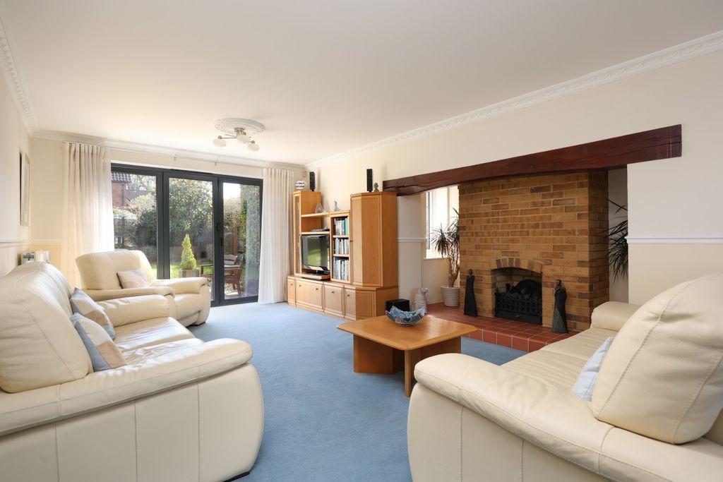 Property photo 2 of 17 Sitting Room