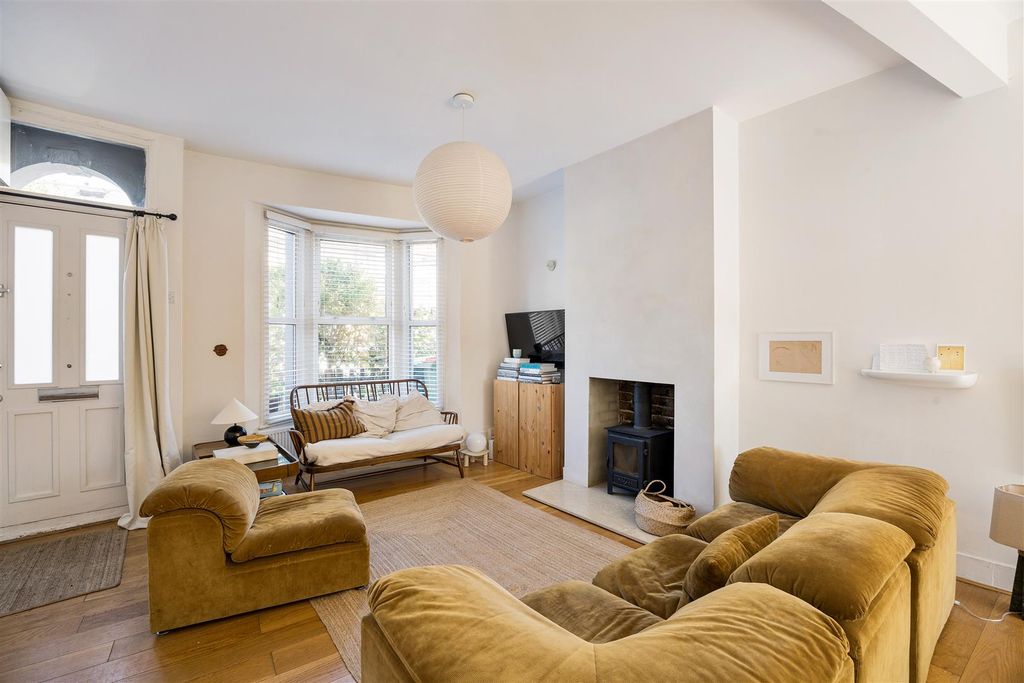 Property photo 2 of 32 Chestnut Avenue, E7