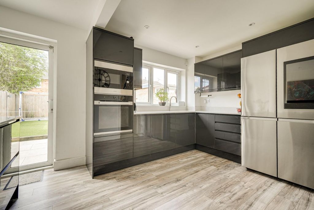 Property photo 3 of 25