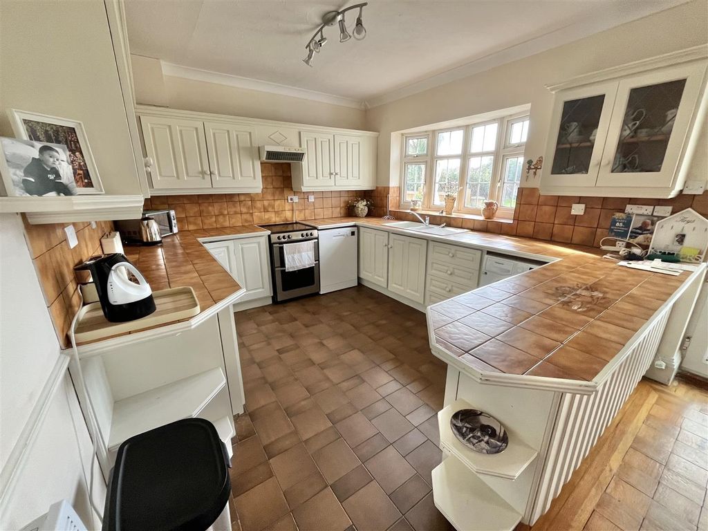 Property photo 3 of 16 Kitchen/ Diner