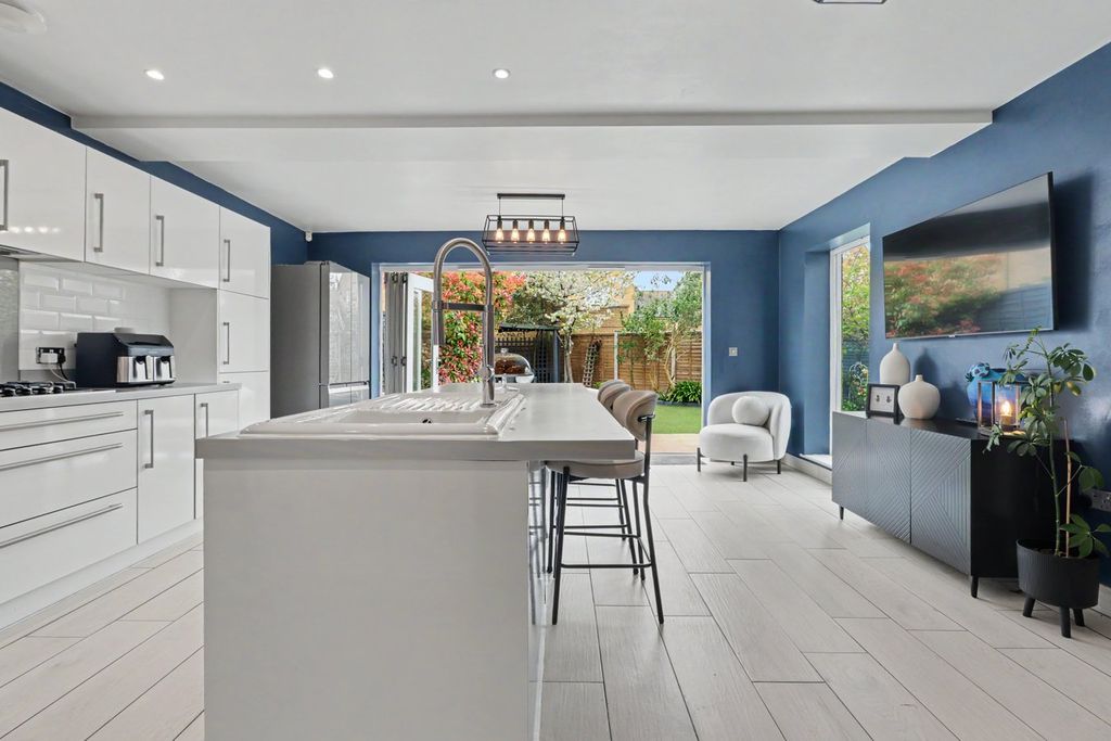 Property photo 3 of 34