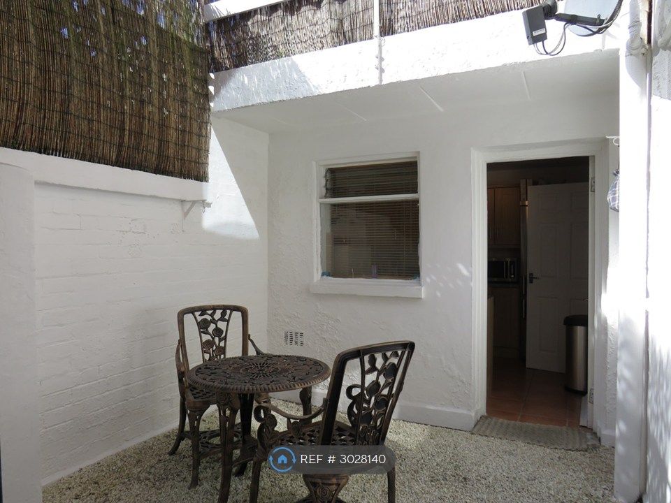 Property photo 3 of 11 Rear Private South Facing Courtyard