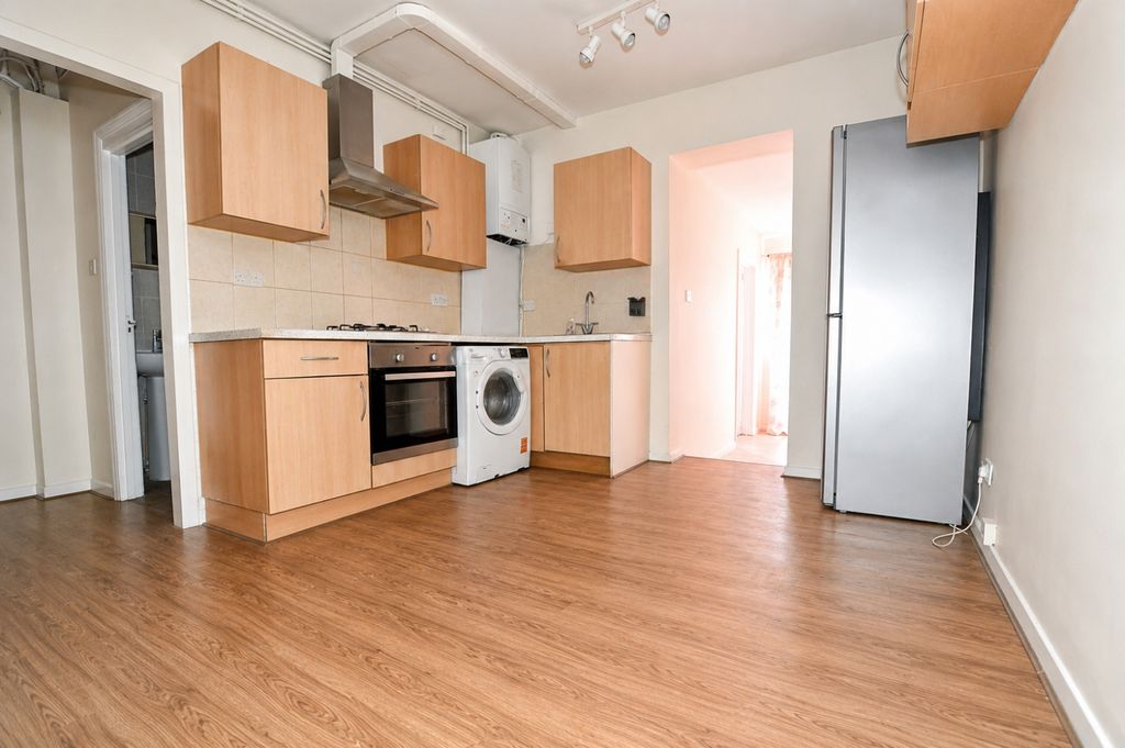 Property photo 3 of 10 Kitchen 2