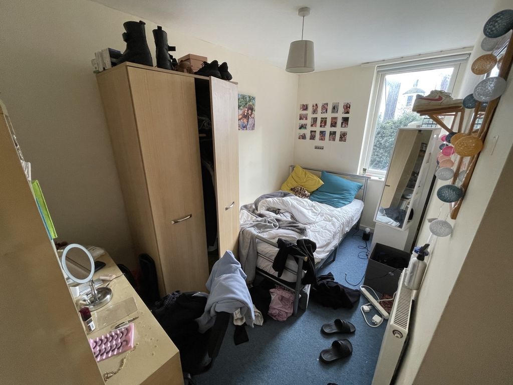 Property photo 1 of 10 A Cozy Single Bedroom Featuring A Large Window Tha...